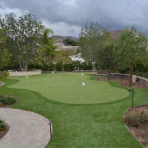 Indoor vs. Outdoor Putting Greens: Choosing the Right Setup for Your Game