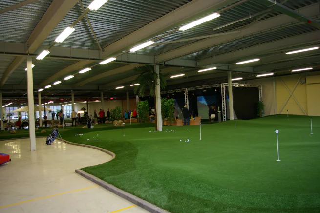 Atlanta Indoor putting green in open commercial space